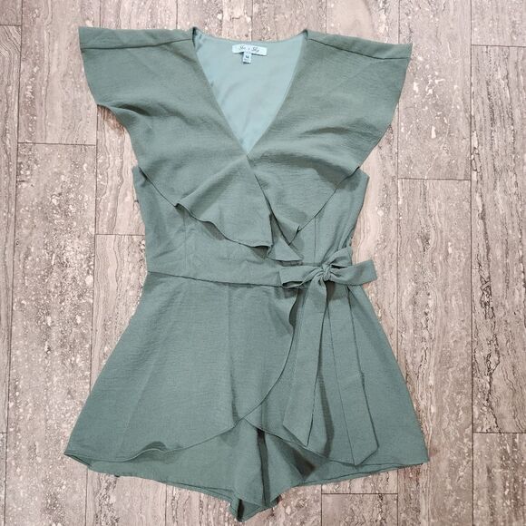 🍑She & Sky Sage Green Flouncy Belted Romper Medium - Picture 2 of 12